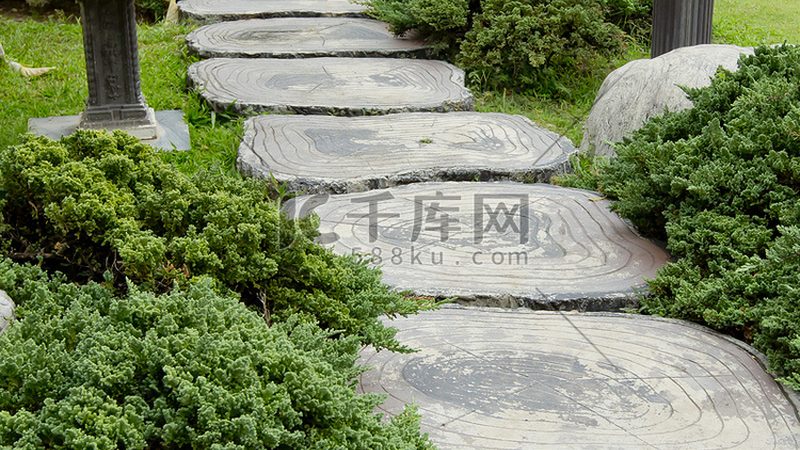 由于影响屋顶绿化施工成本的因素较多，以下提供一种简单的估算方法：
